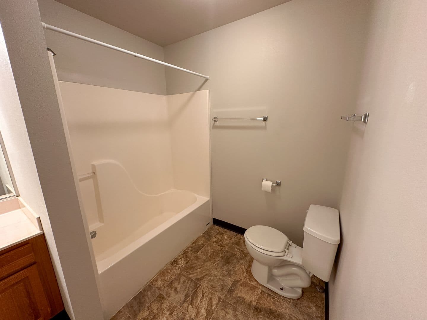 Ames Apartment: 1401 N Dakota Ave