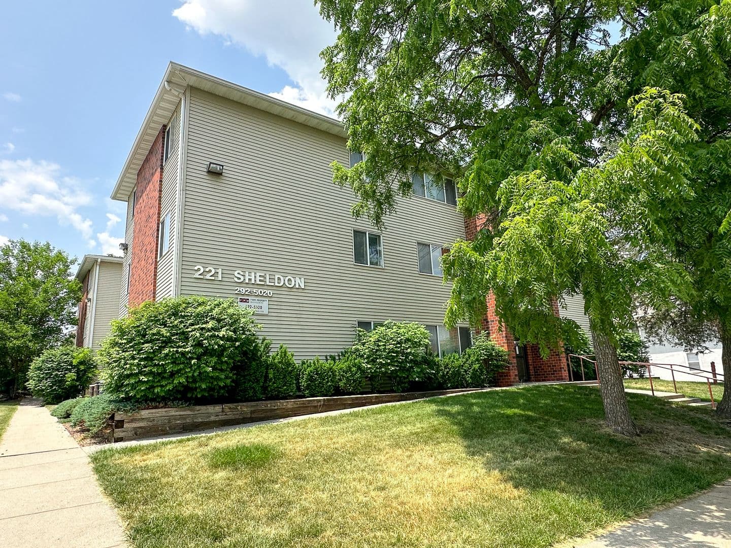 Ames Apartment: 221 Sheldon Ave