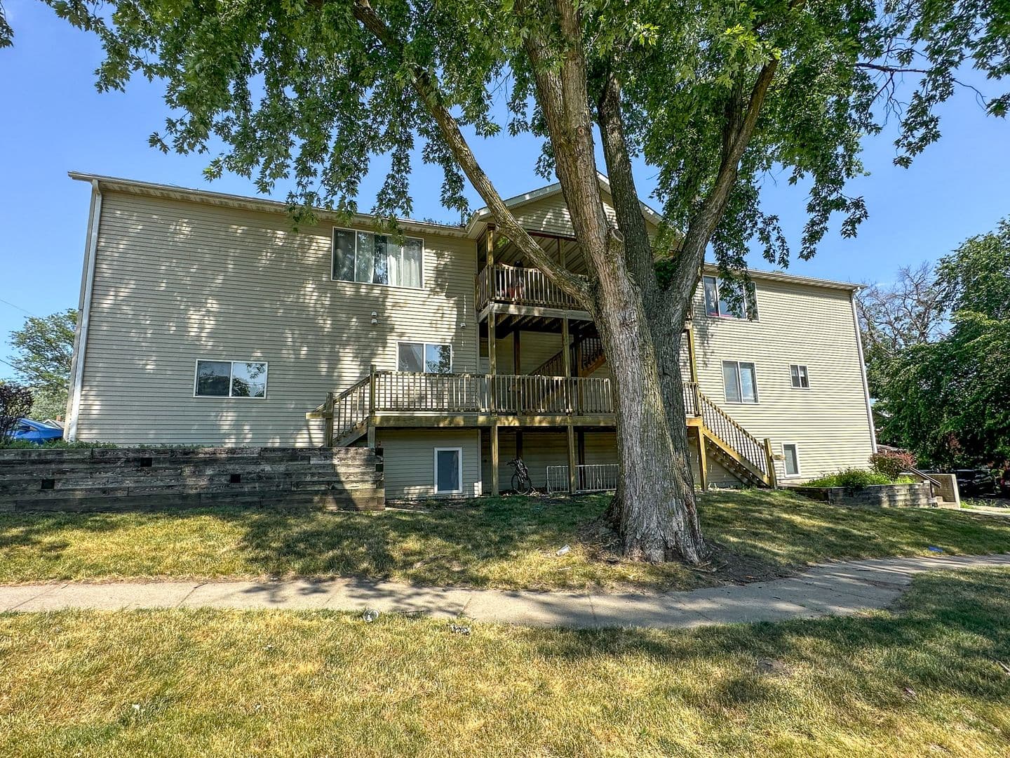 Ames Apartment: 428 S 4th St