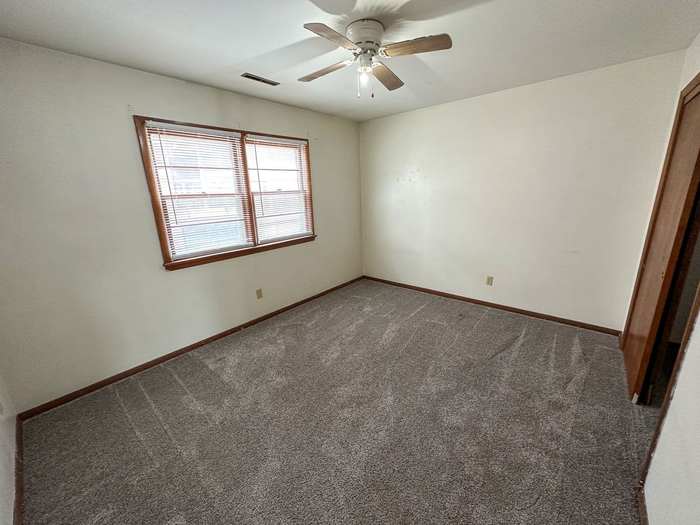Ames Apartment: 218 N Hyland Ave