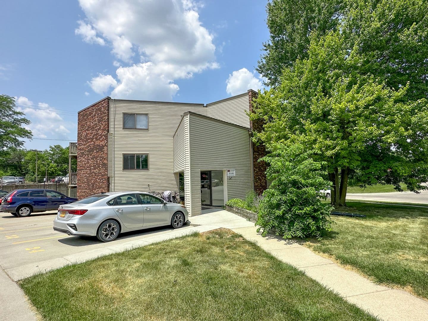Ames Apartment: 247 Sheldon Ave