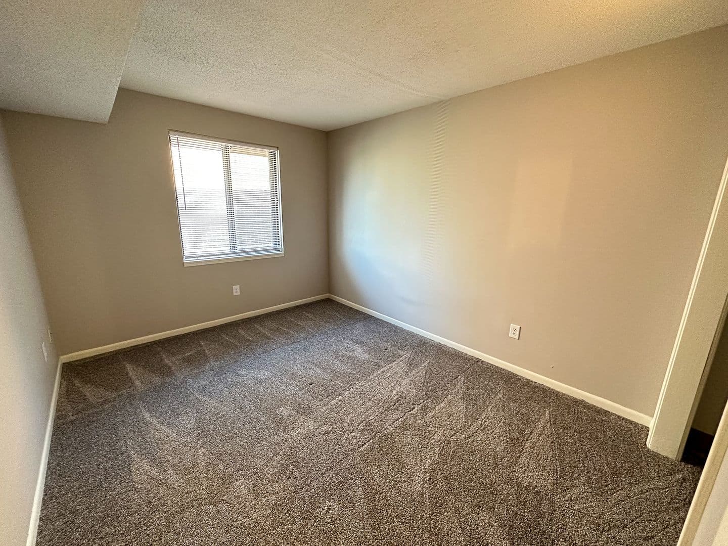 Ames Apartment: 246 N Hyland Ave
