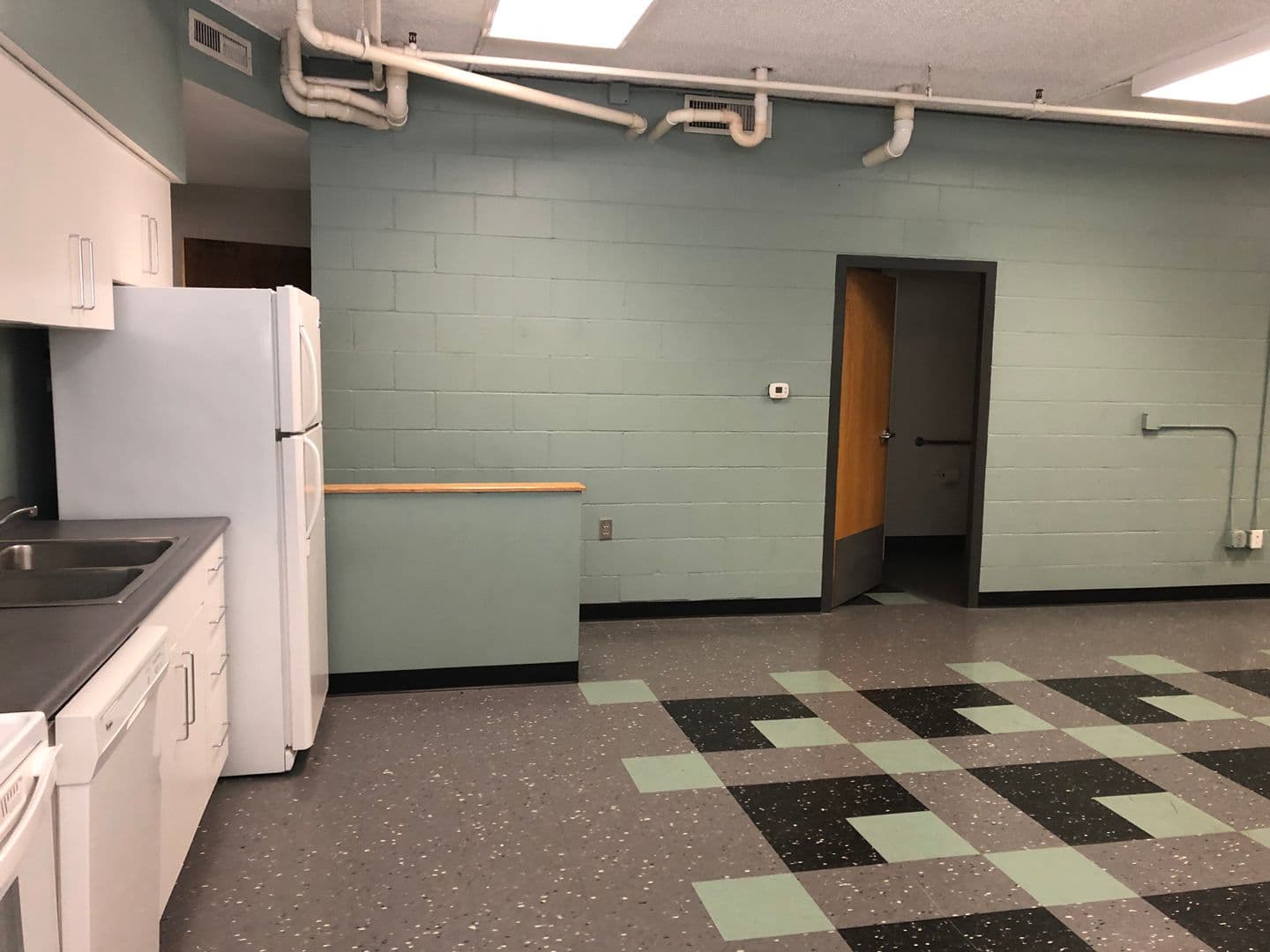 Ames Apartment: 245 N Hyland Ave