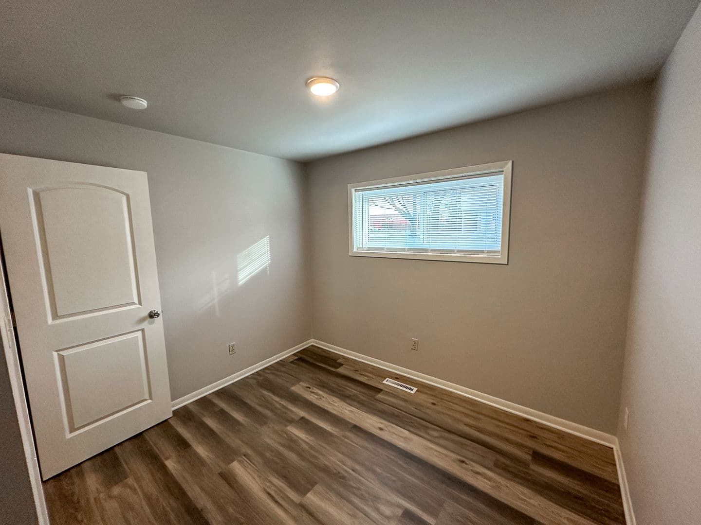 Ames Apartment: 129 S Oak Ave
