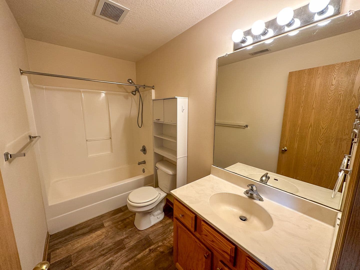 Ames Apartment: 121 Beach Ave