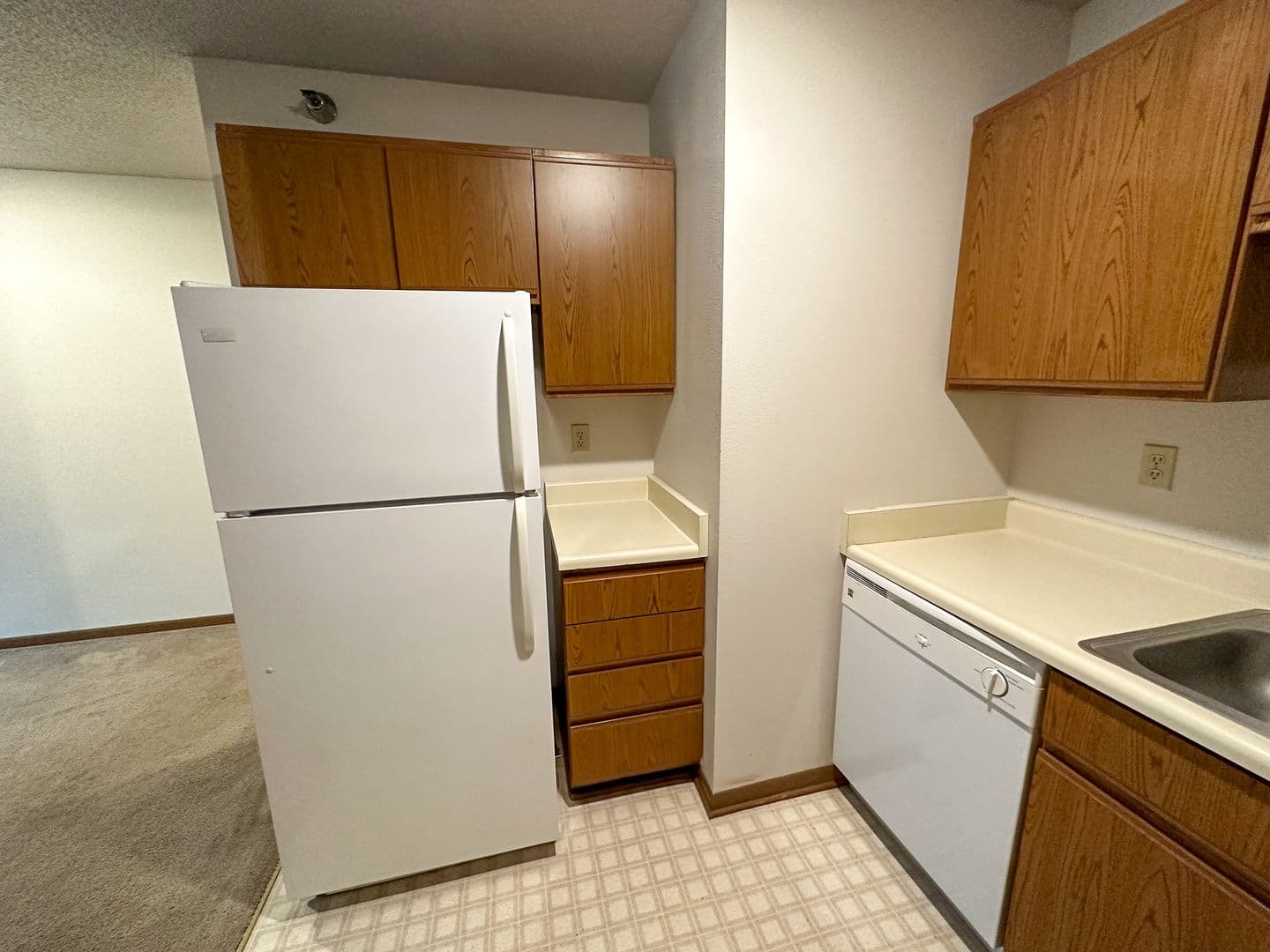 Ames Apartment: 225 N Hyland Ave