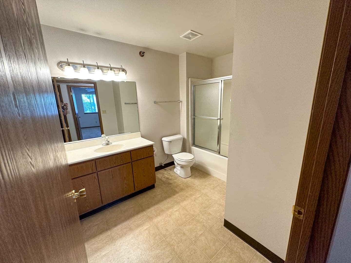 Ames Apartment: 225 N Hyland Ave