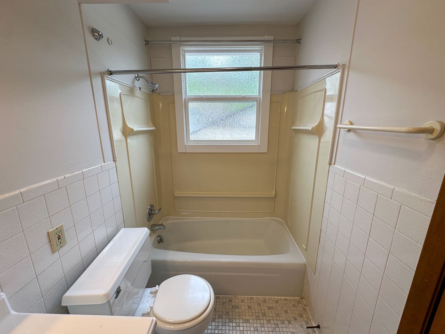 Ames Apartment: 218 N Hyland Ave