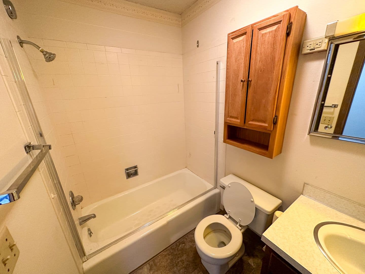 Ames Apartment: 212 S Walnut Ave