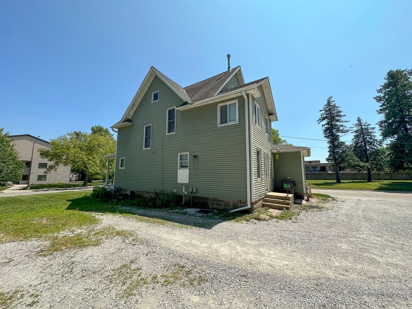 Ames House: 535 Welch Ave