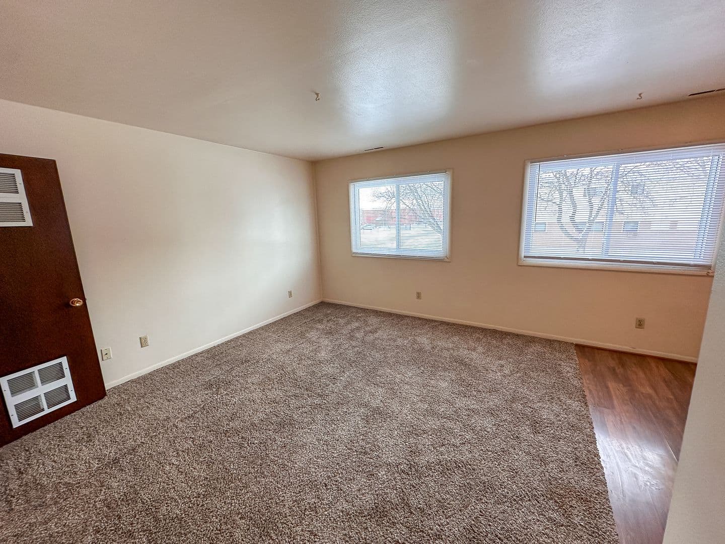 Ames Apartment: 129 S Oak Ave