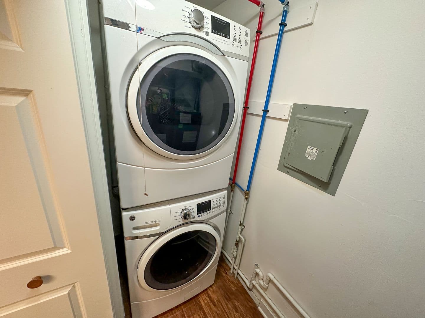 Ames Apartment: 207 S 5th St