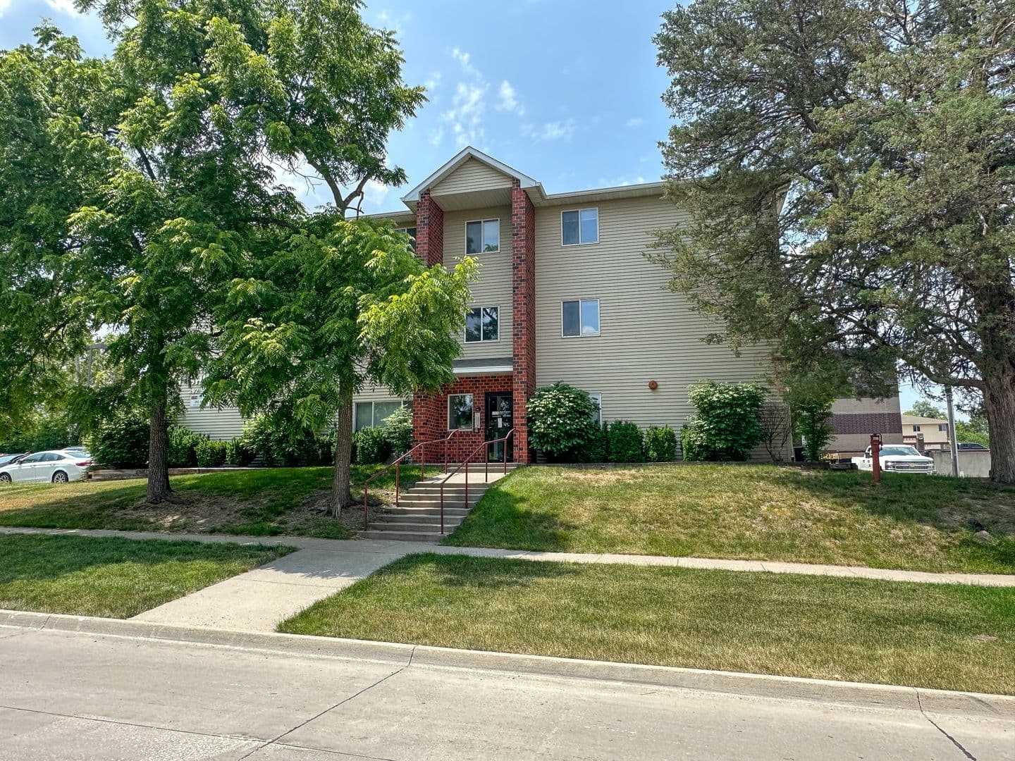 Ames Apartment: 221 Sheldon Ave