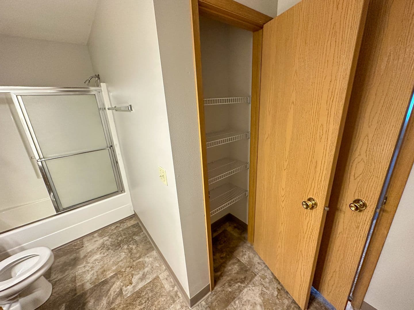 Ames Apartment: 258 N Hyland Ave
