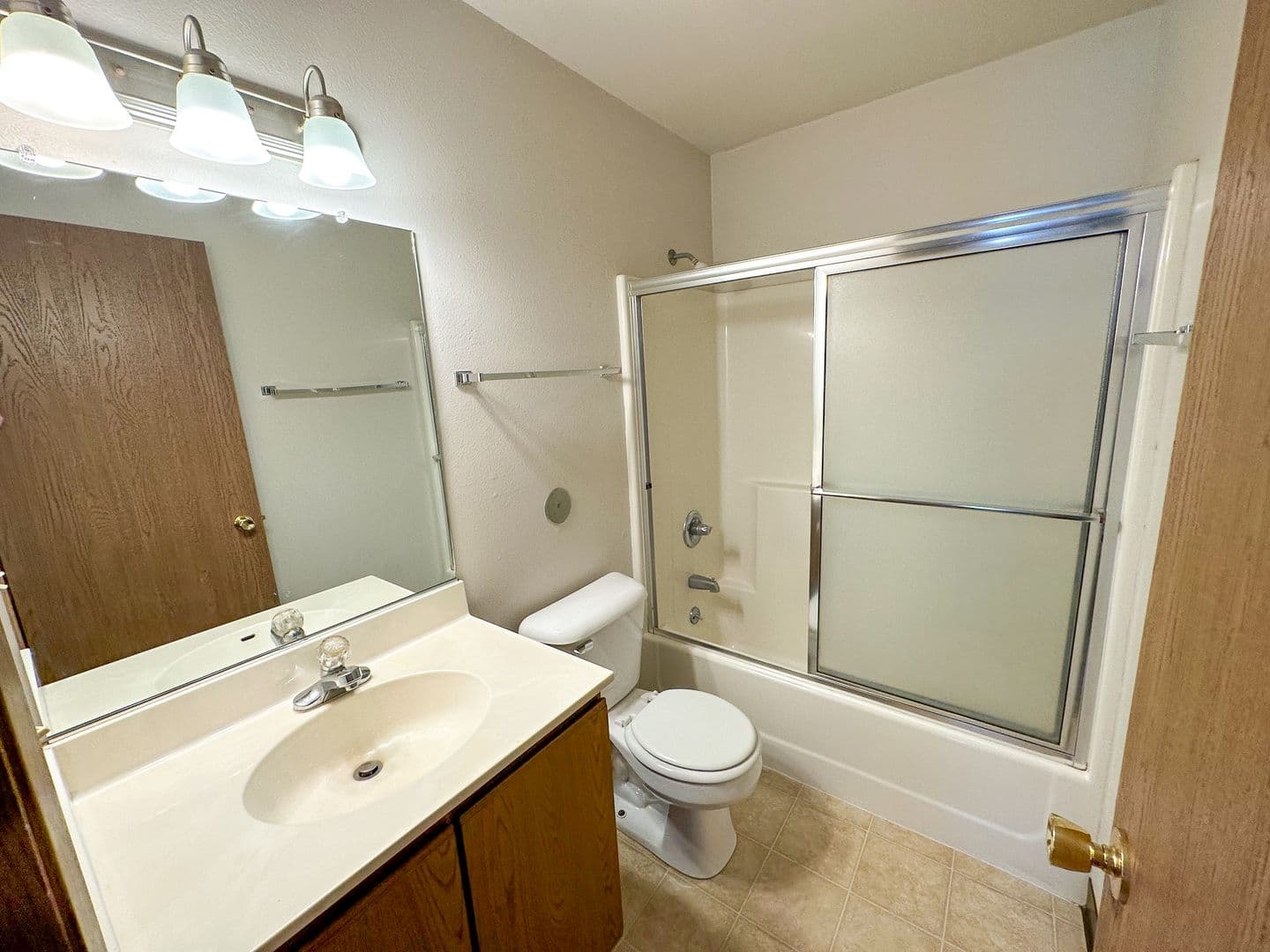Ames Apartment: 225 N Hyland Ave