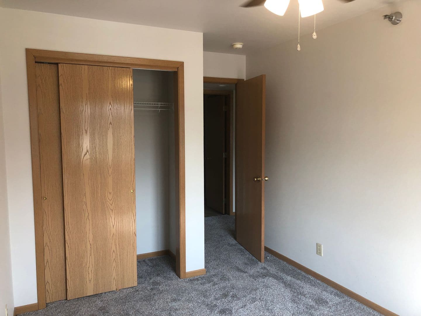 Ames Apartment: 258 N Hyland Ave