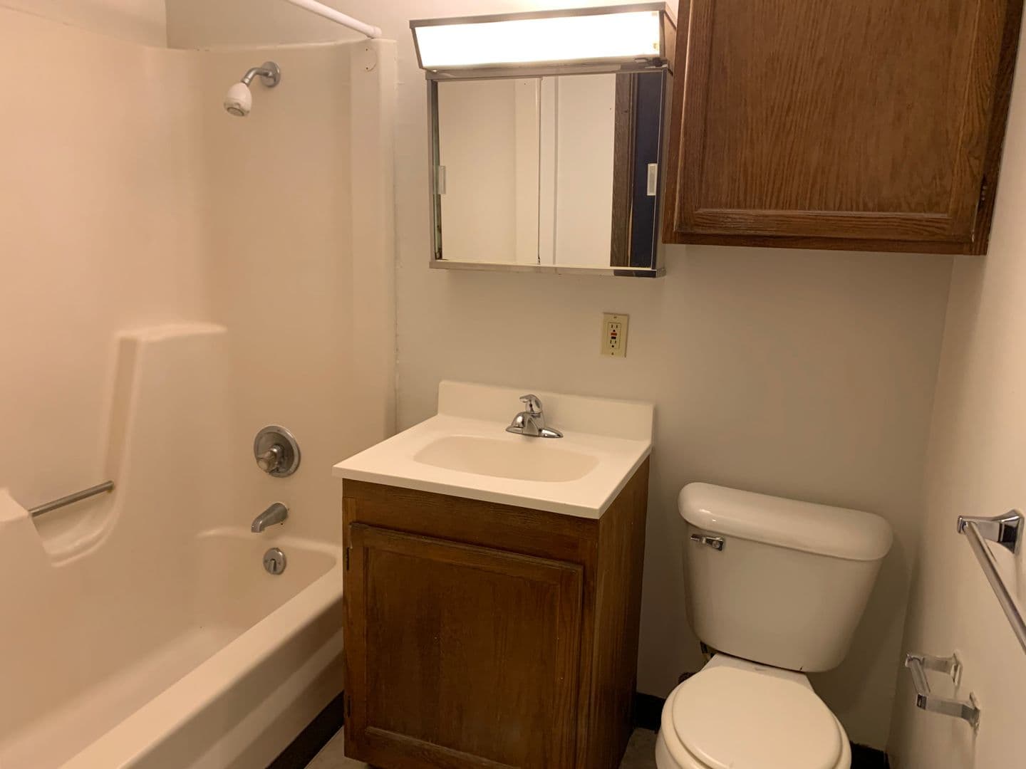 Ames Apartment: 121 Howard Ave
