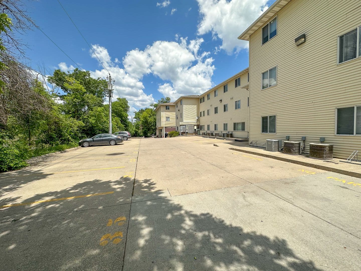 Ames Apartment: 225 N Hyland Ave