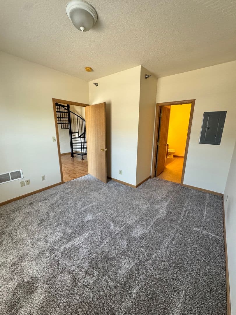 Ames Apartment: 210 Gray Ave