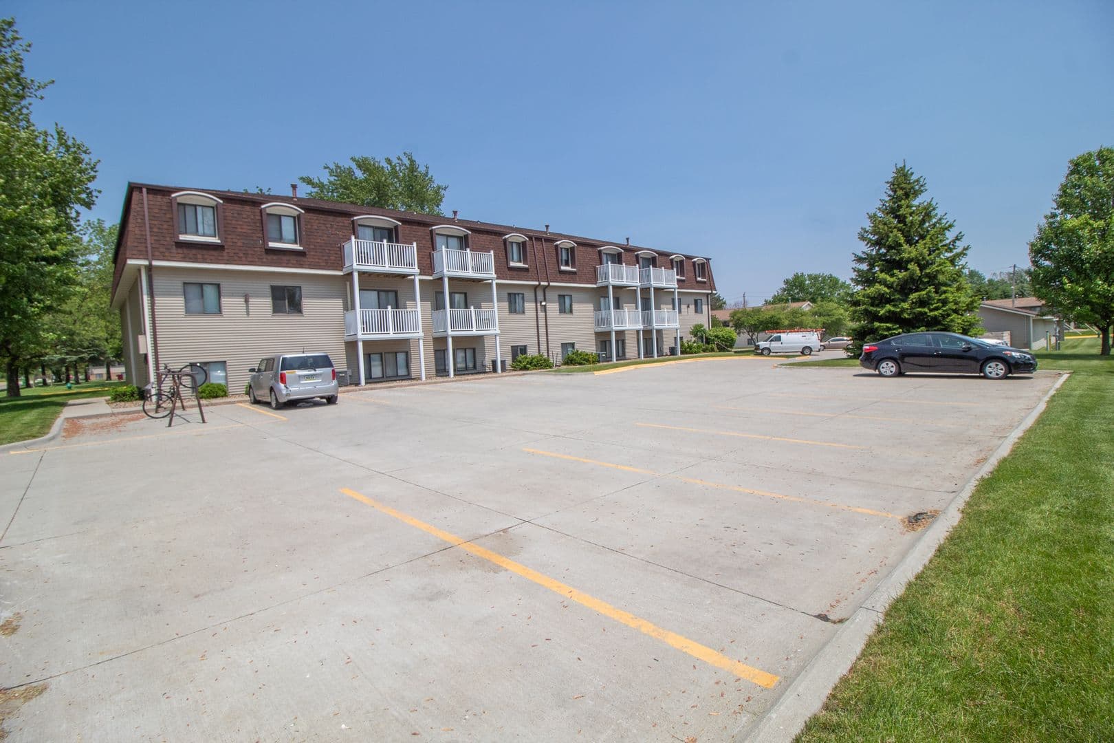 Ames Apartment: 4518 Hutchison St