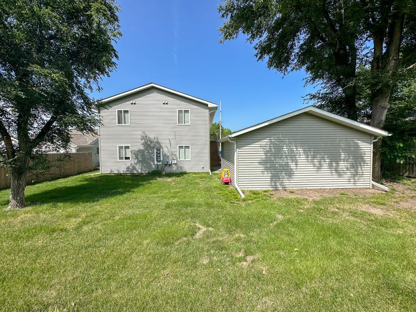 Ames Apartment: 218 S Dakota Ave