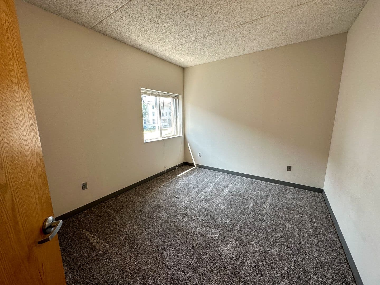 Ames Apartment: 244 N Hyland Ave