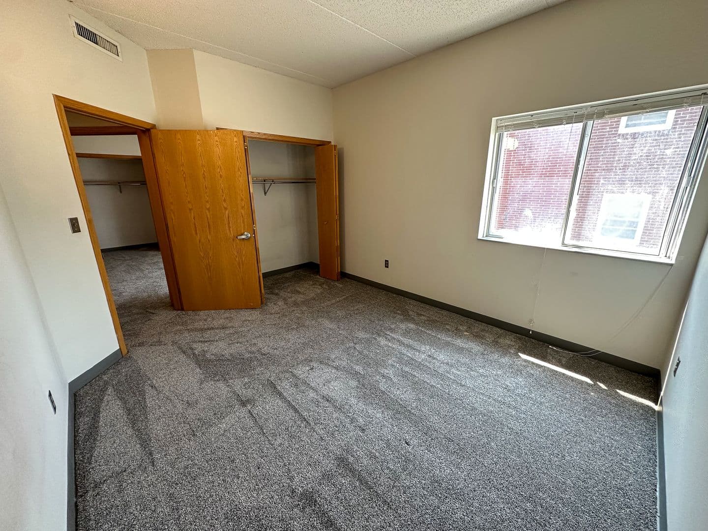 Ames Apartment: 244 N Hyland Ave