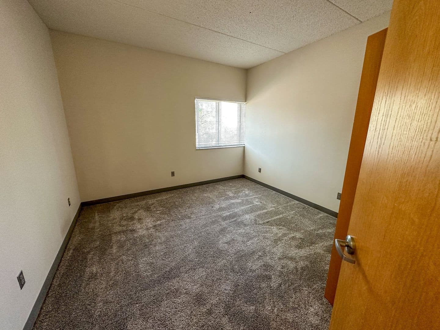 Ames Apartment: 244 N Hyland Ave