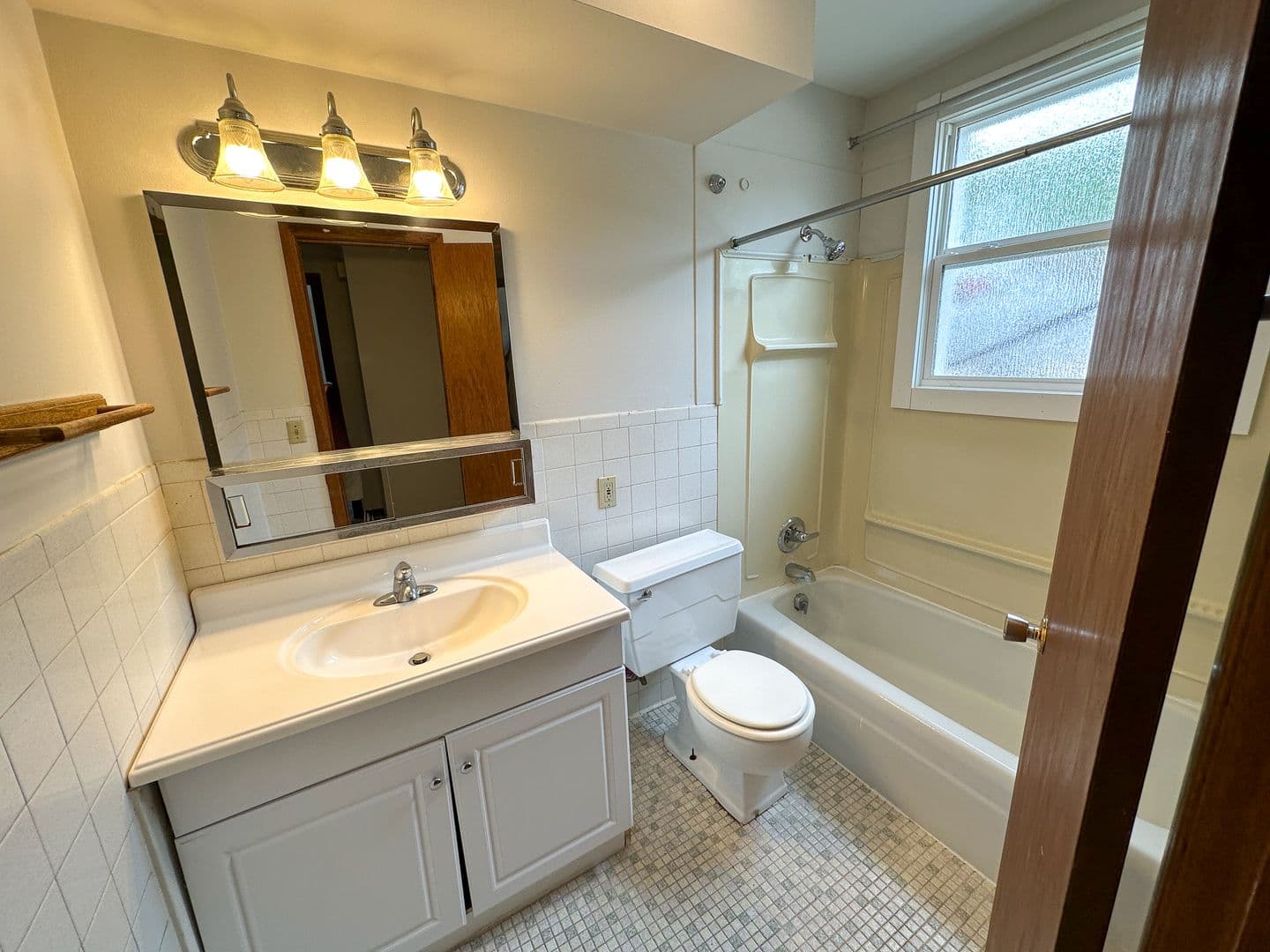 Ames Apartment: 218 N Hyland Ave