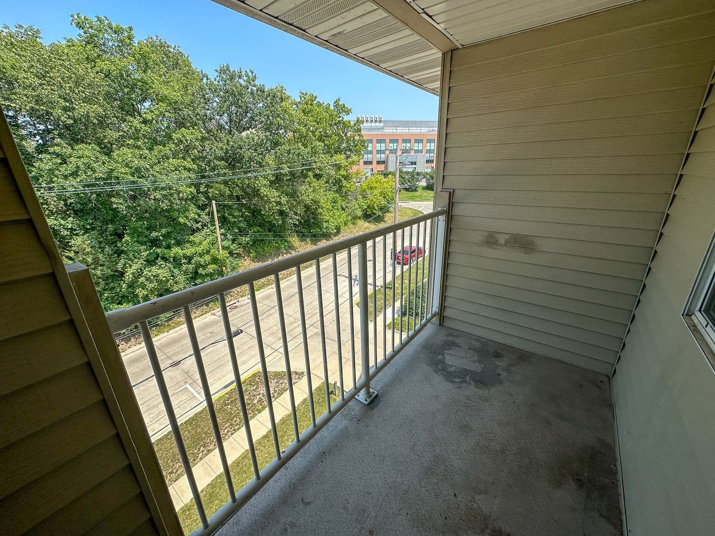 Ames Apartment: 258 N Hyland Ave