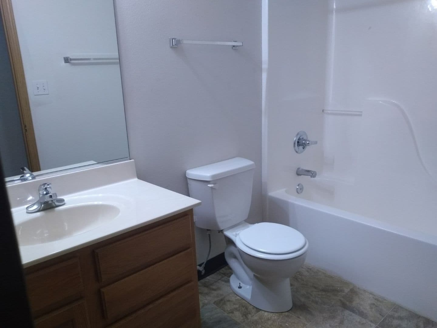 Ames Apartment: 1401 N Dakota Ave