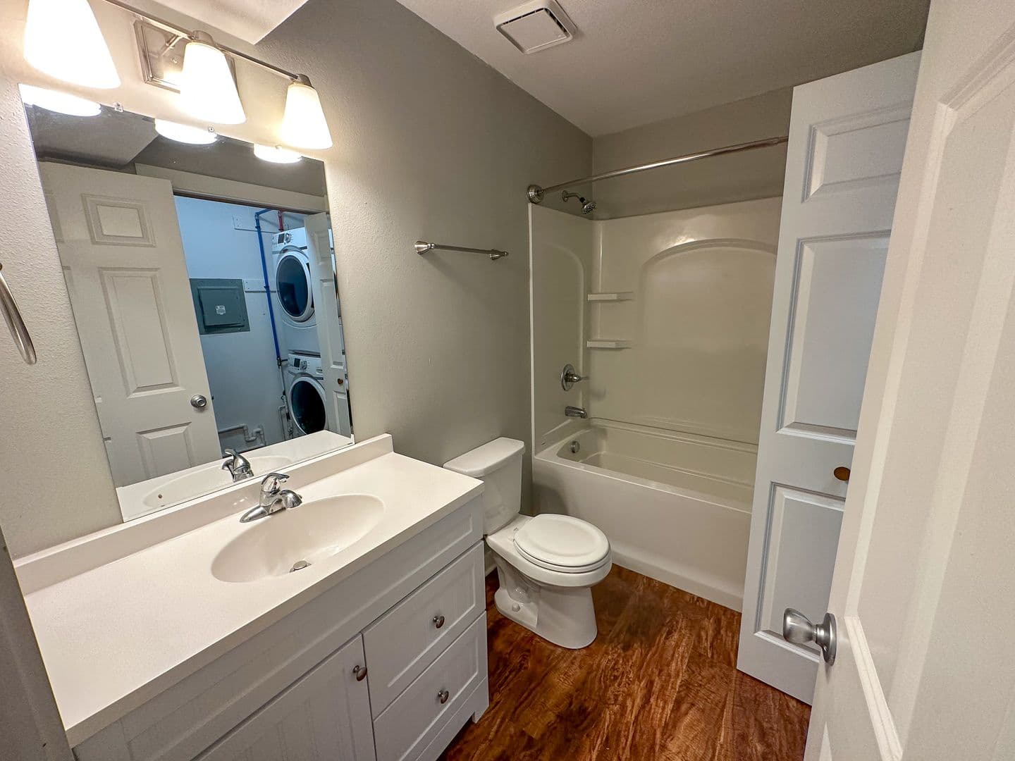 Ames Apartment: 207 S 5th St