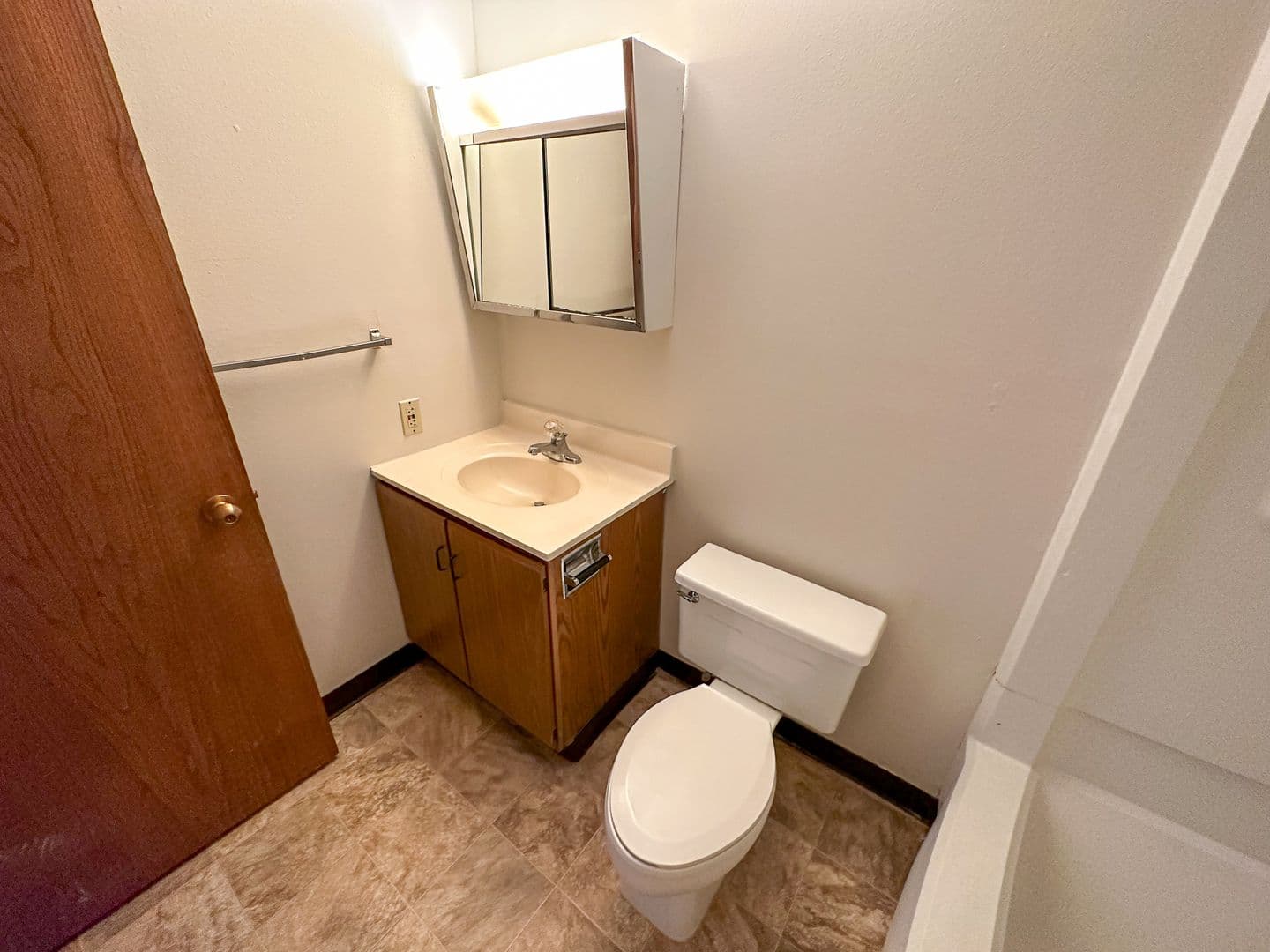 Ames Apartment: 246 N Hyland Ave