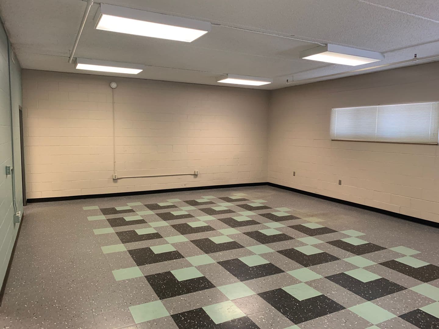 Ames Apartment: 245 N Hyland Ave