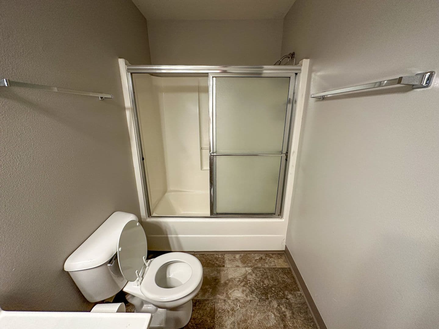 Ames Apartment: 258 N Hyland Ave