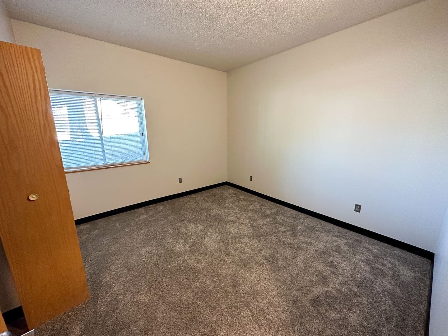 Ames Apartment: 245 N Hyland Ave