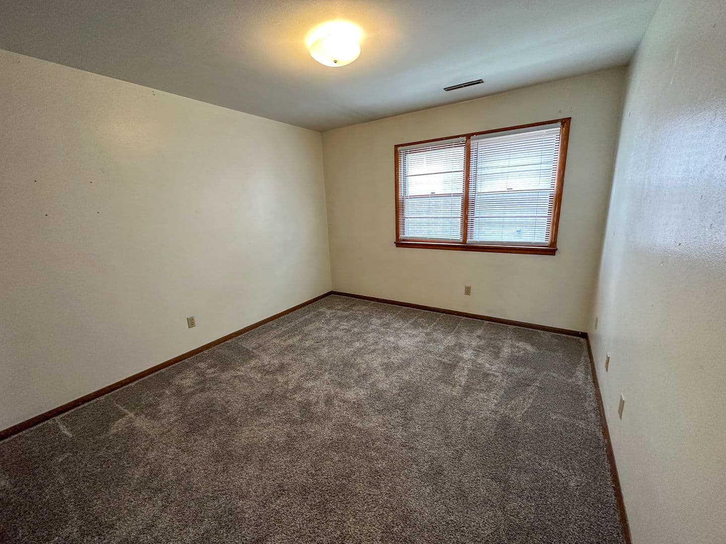 Ames Apartment: 218 N Hyland Ave