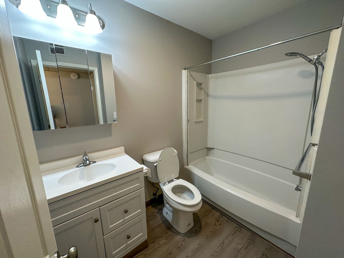 Ames Apartment: 246 N Hyland Ave