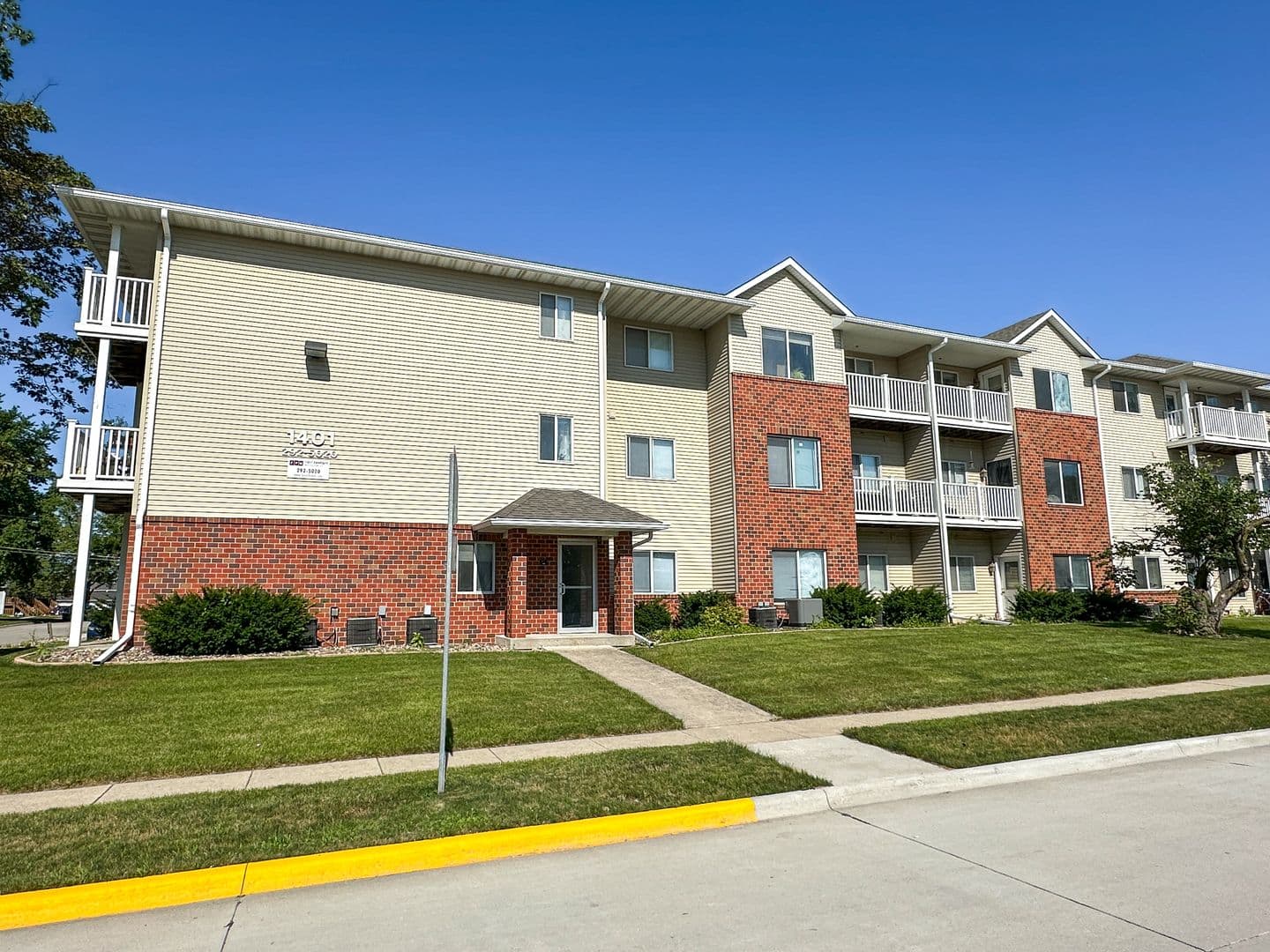Ames Apartment: 1401 N Dakota Ave
