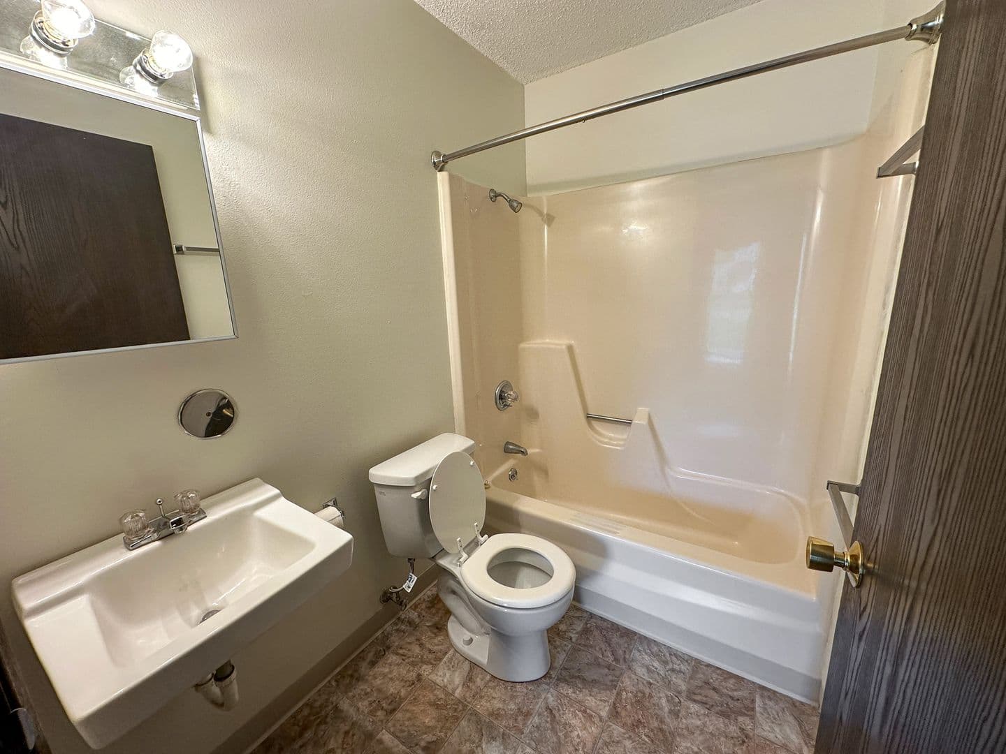 Ames Apartment: 219 Washington Ave