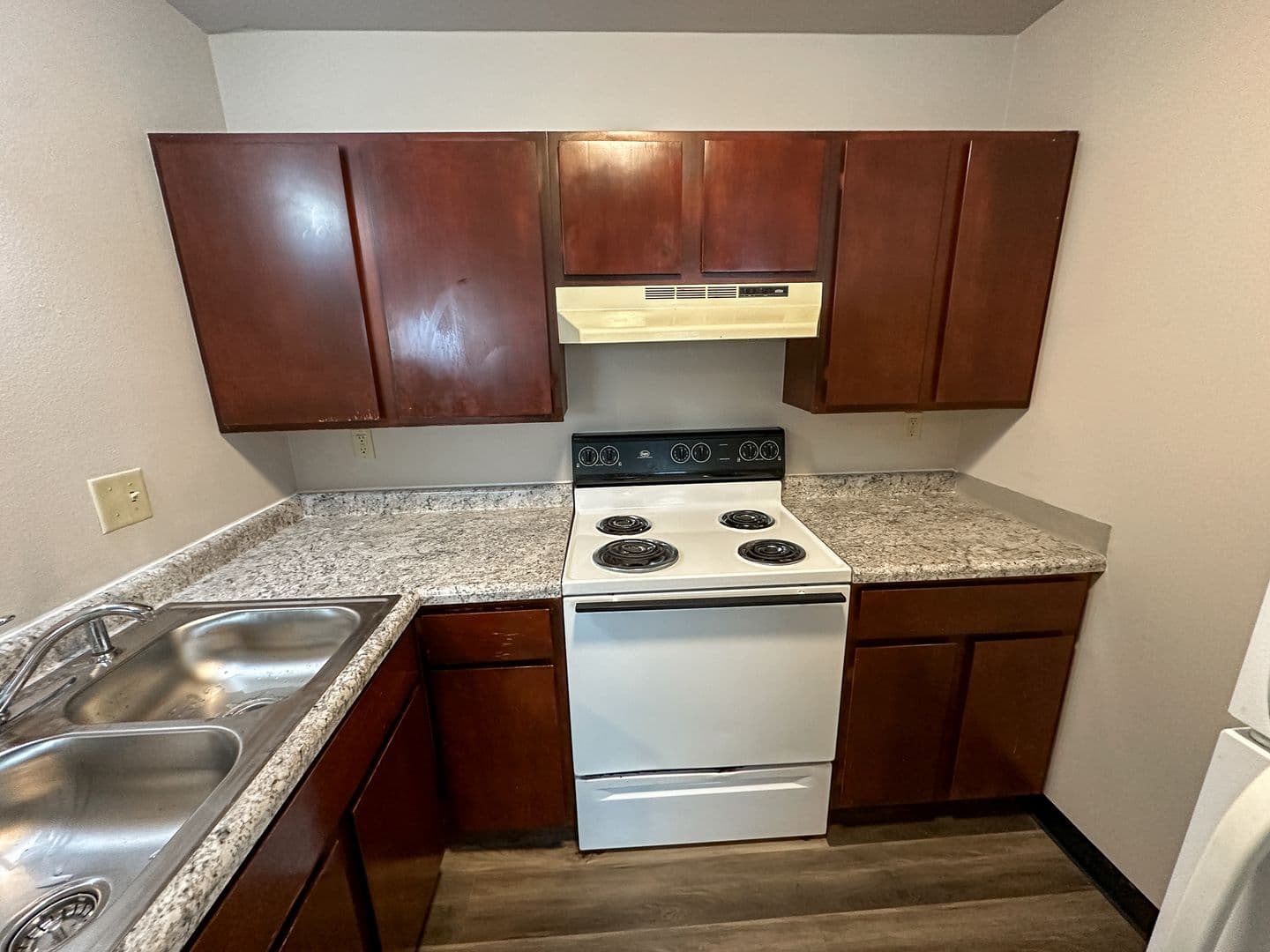 Ames Apartment: 129 S Oak Ave