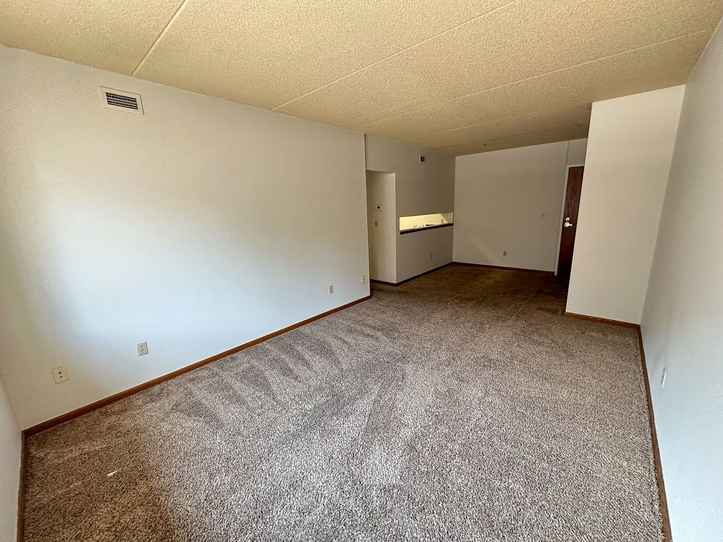 Ames Apartment: 246 N Hyland Ave