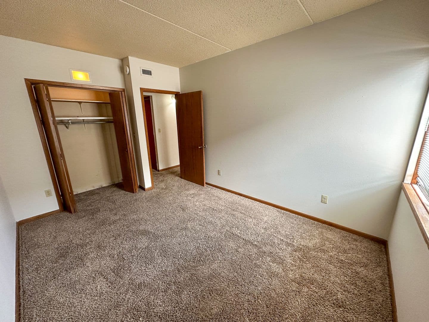 Ames Apartment: 246 N Hyland Ave