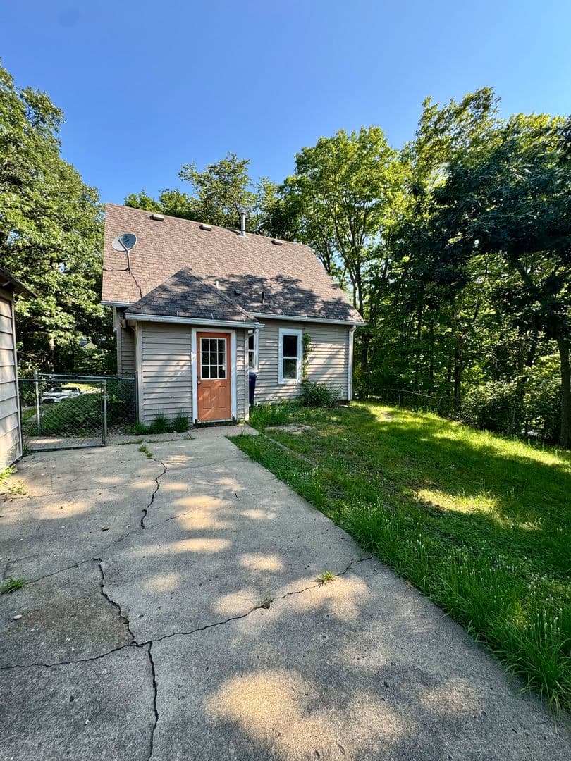 Ames House: 3002 Woodland St