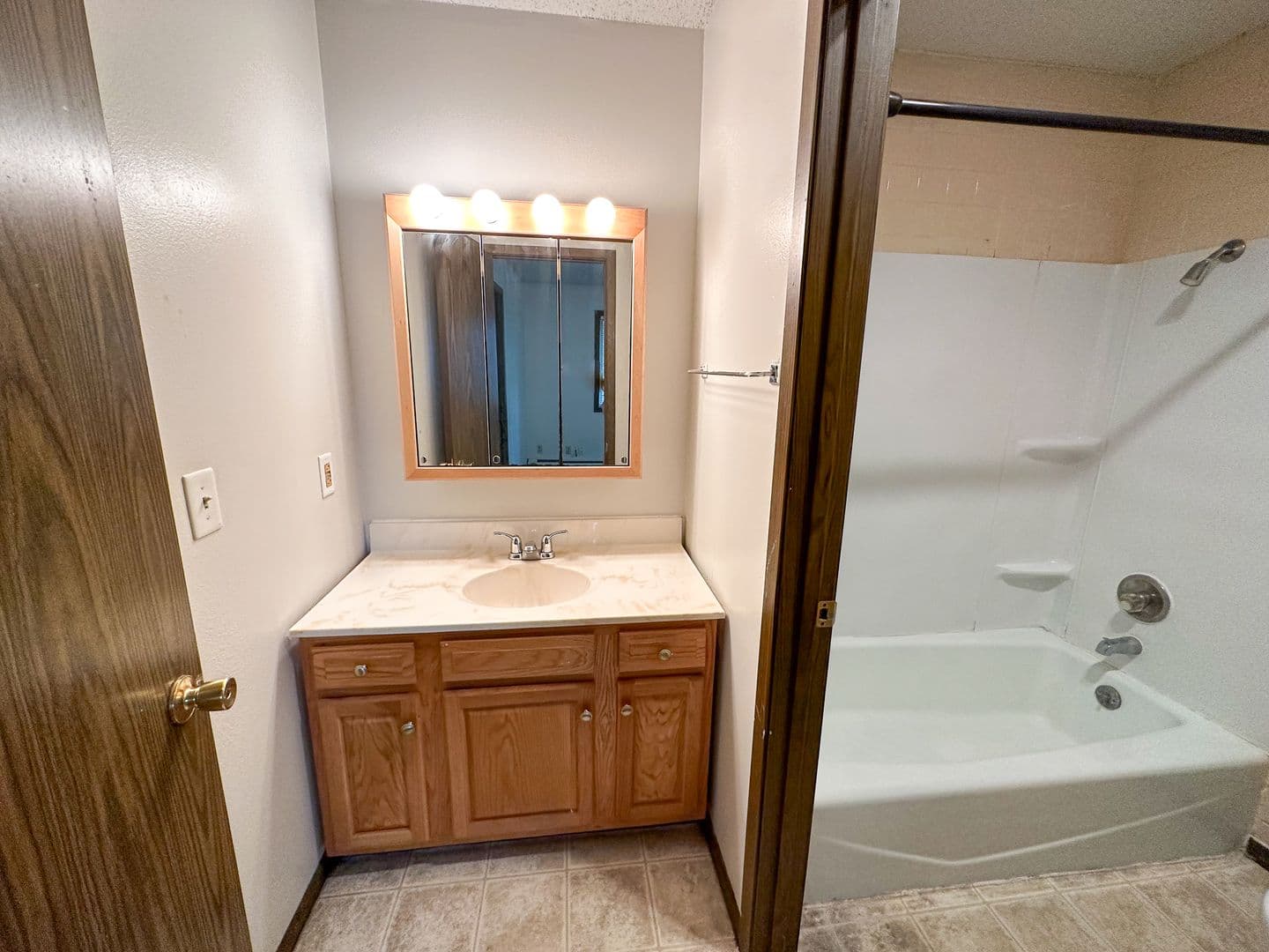 Ames Apartment: 321 Stanton Ave