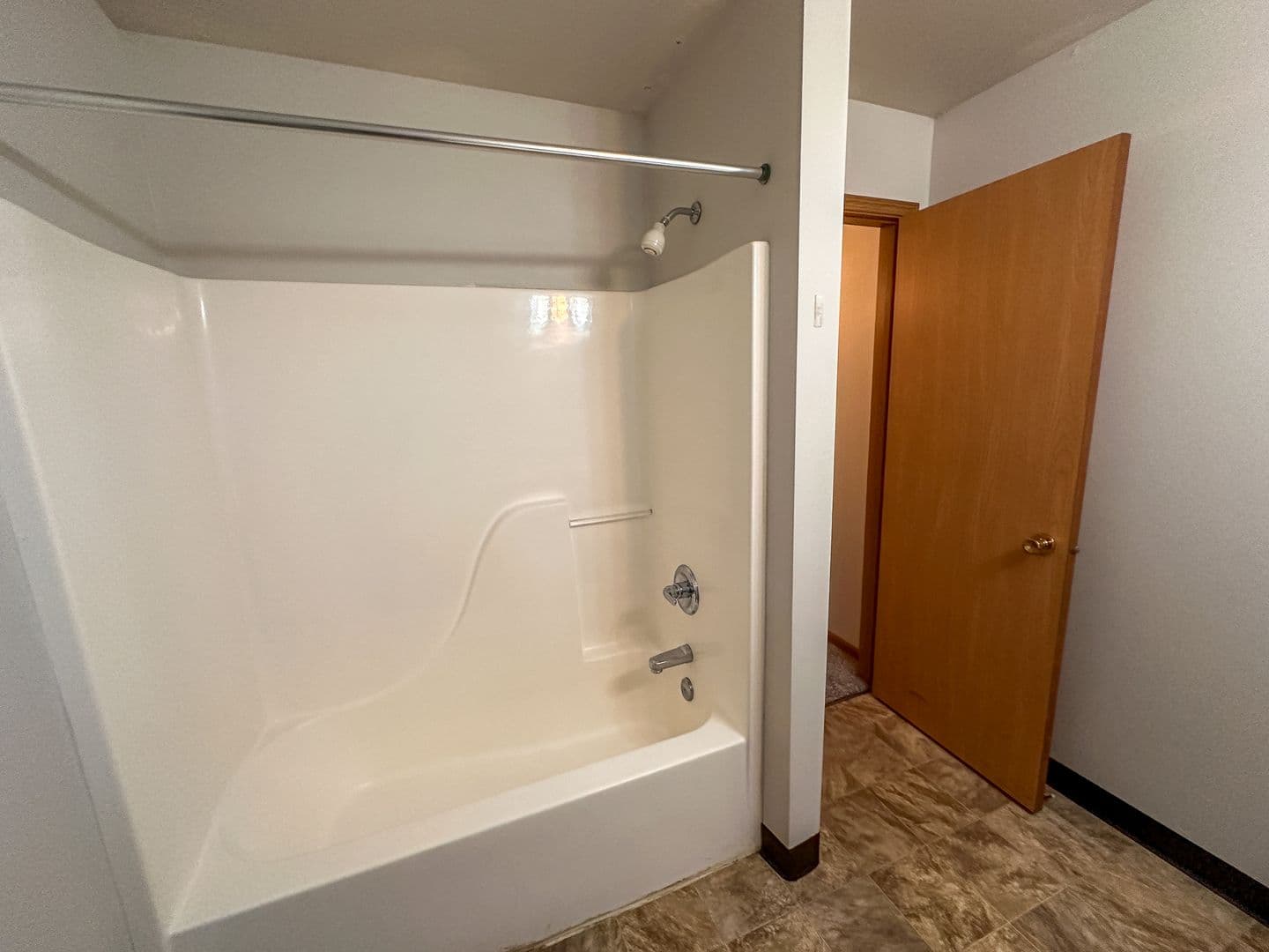 Ames Apartment: 1401 N Dakota Ave