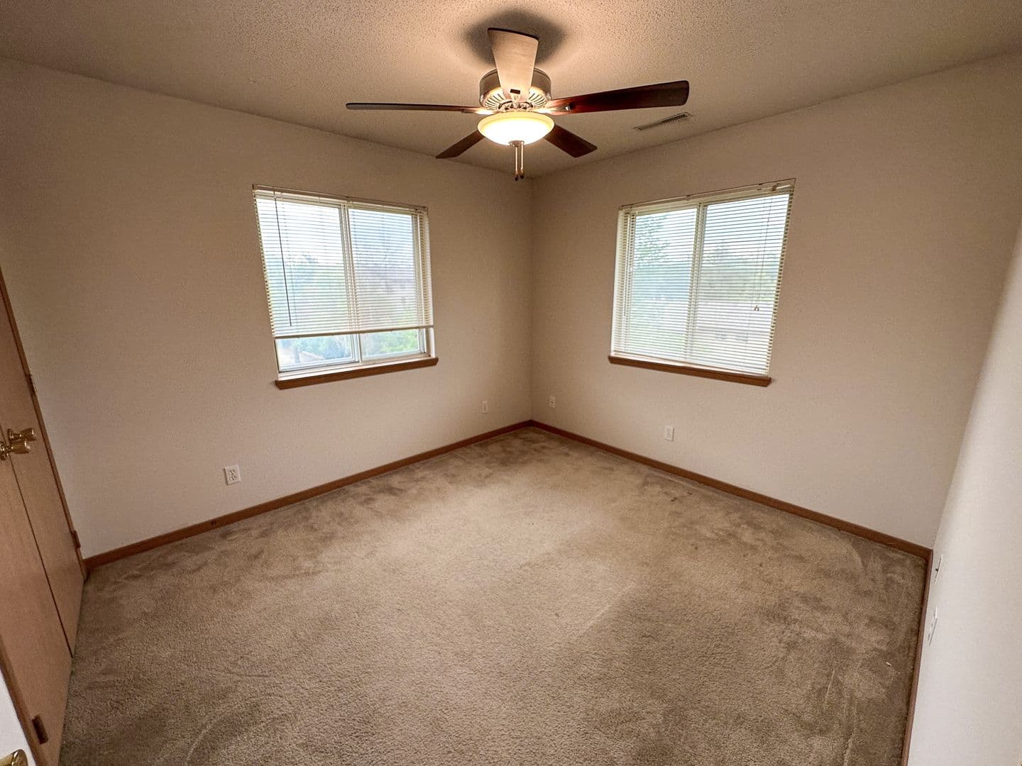 Ames Apartment: 225 N Hyland Ave