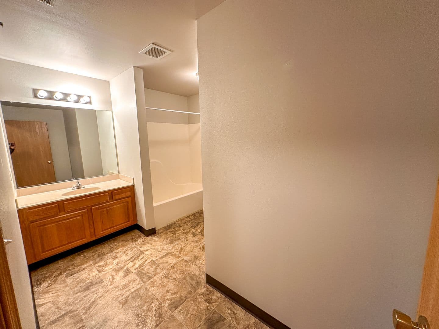 Ames Apartment: 1401 N Dakota Ave