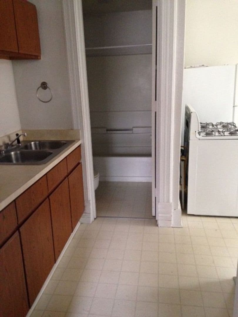 Ames House: 106 7th St