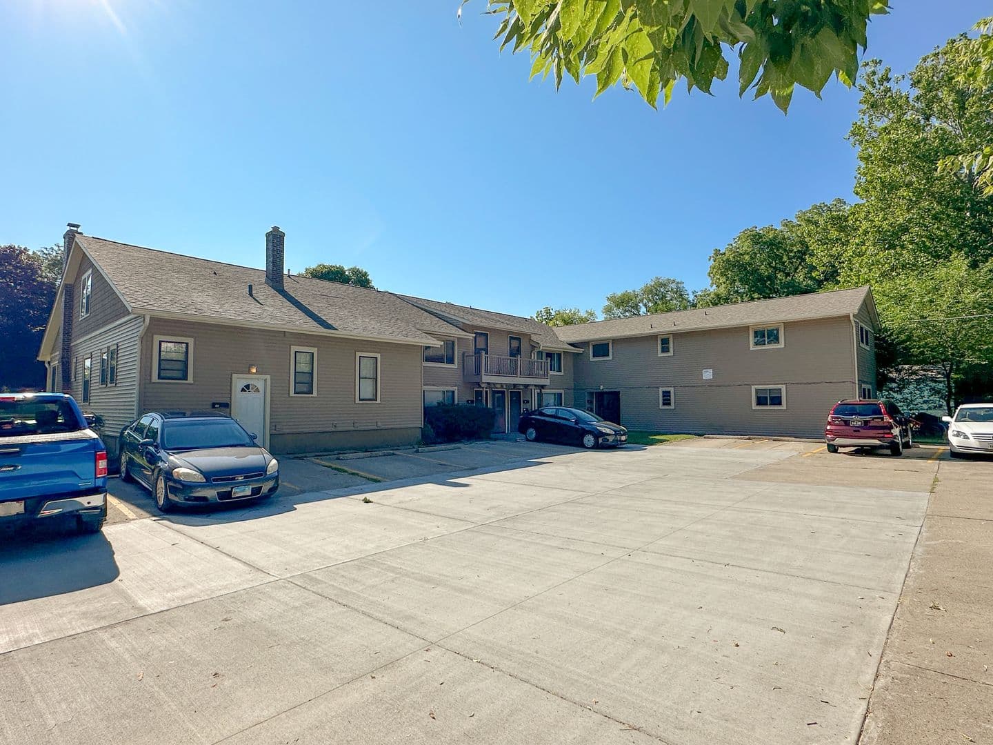 Ames Apartment: 121 Howard Ave